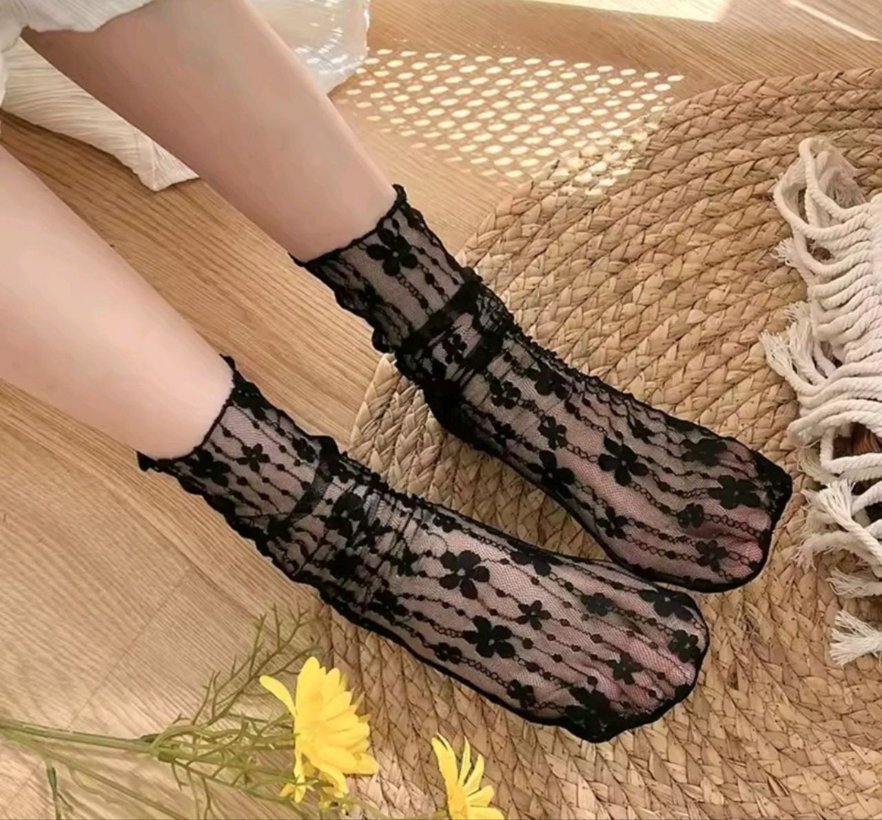 جوراب زنانه لش شکوفه توری مشکی و سفید